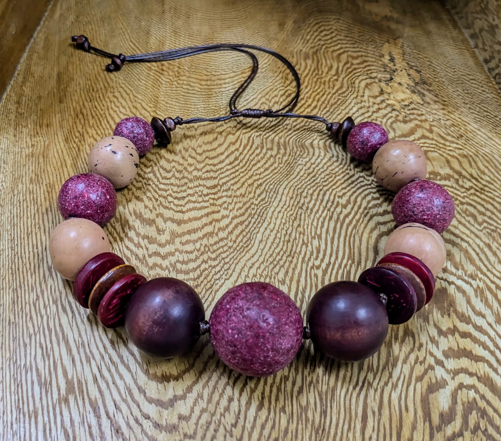Collar Línea Natural Púrpura Collar ajustable línea natural, hecho a mano