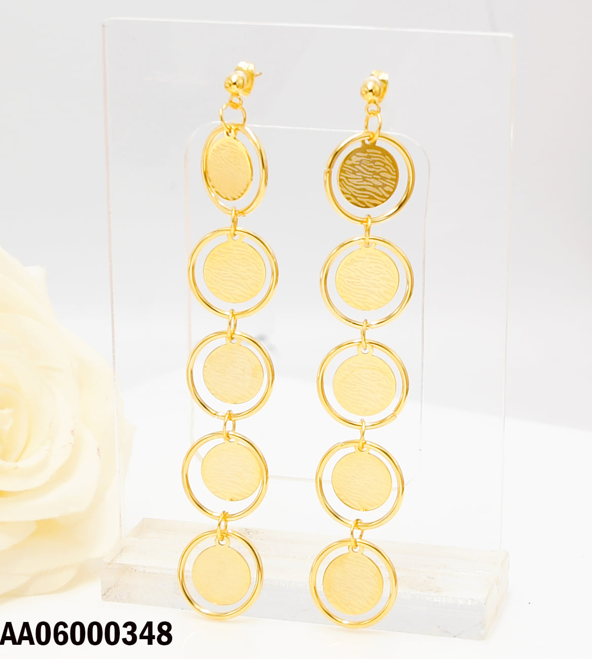 Bellos aretes de acero.