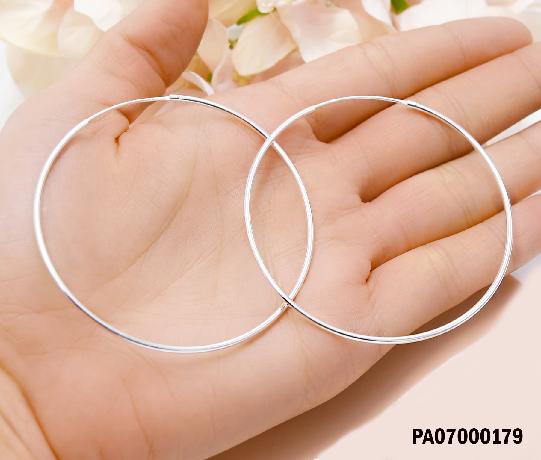 Vendo bellos aretes en forma circular.