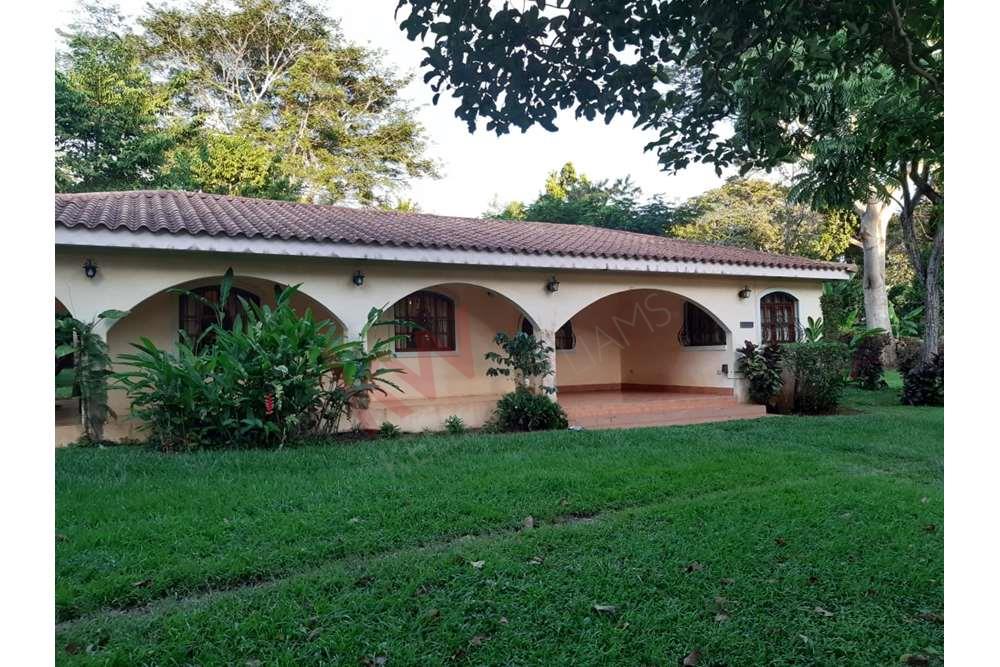 SE RENTA LINDA QUINTA CON CASA ESTILO CAMPESTRE.