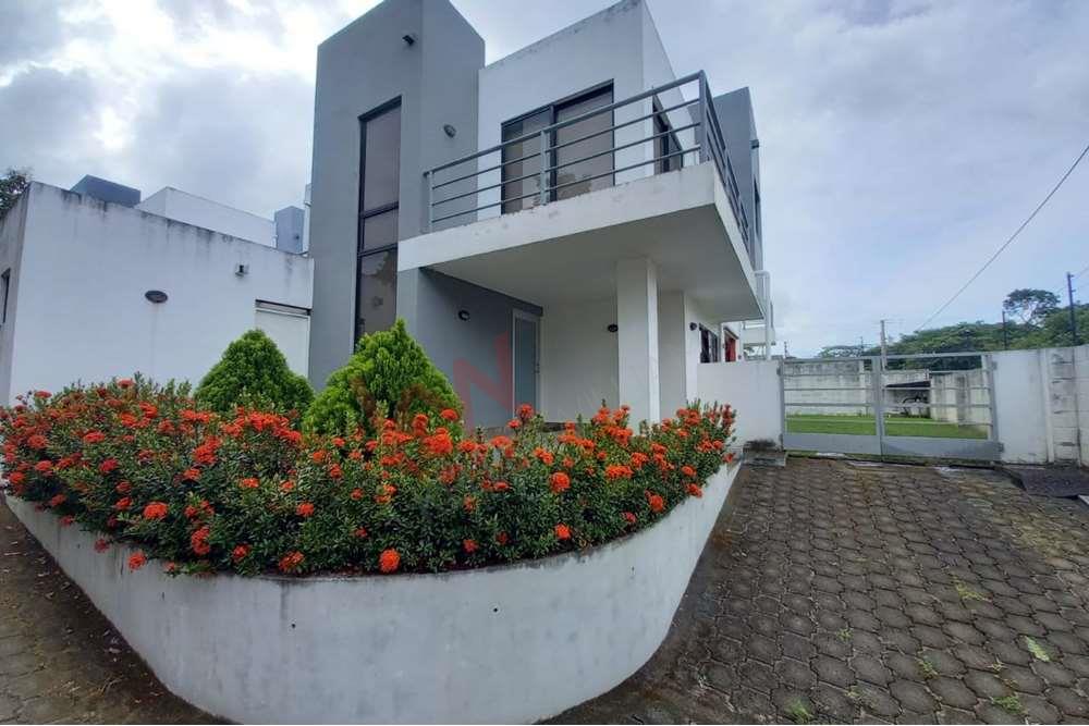 SE   RENTA ESPECTACULAR CONDOMINIO DE 2 NIVELES MODERNO CON PISCINA