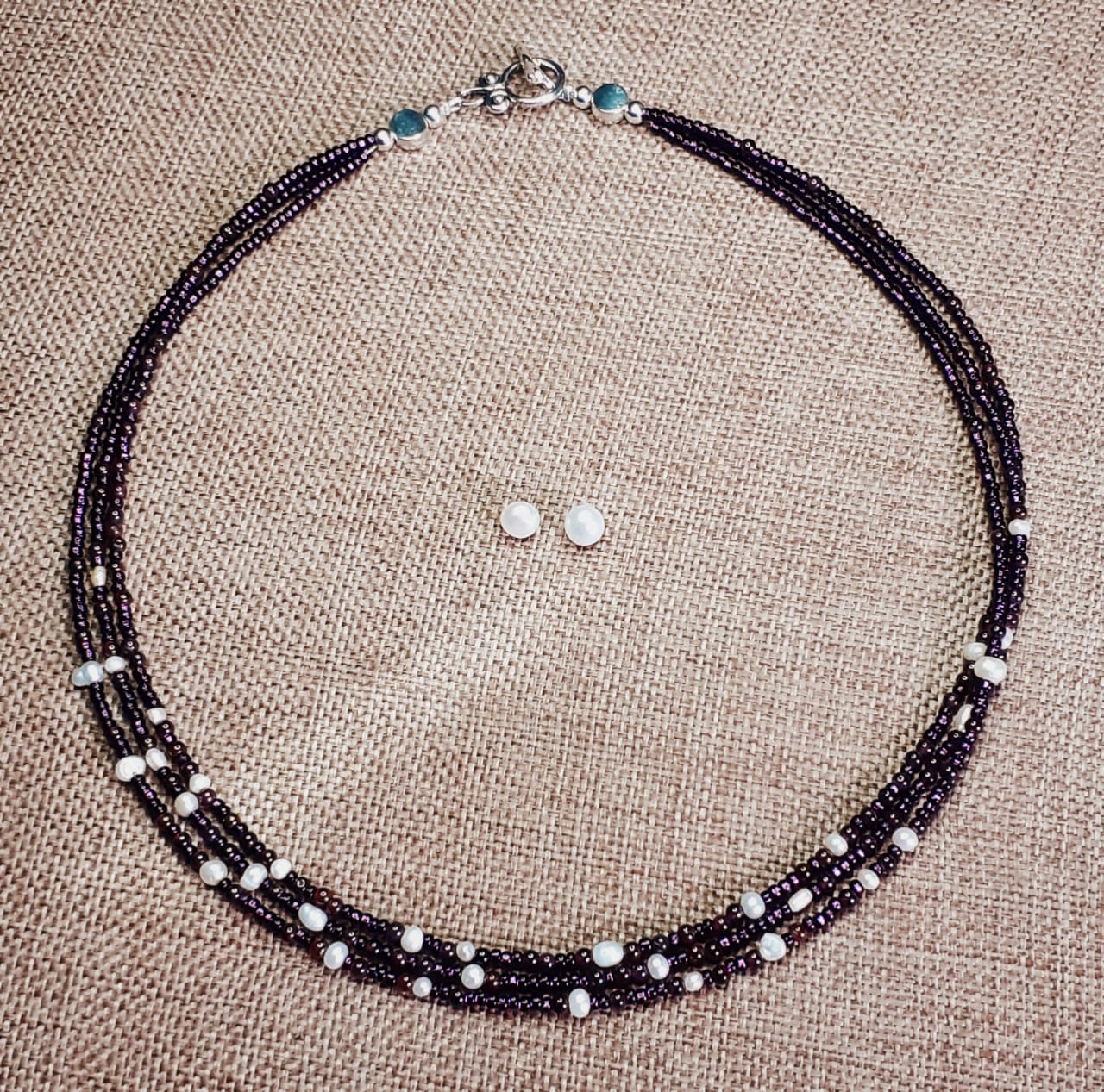 Hermoso collar corto, hecho con perlas de río.