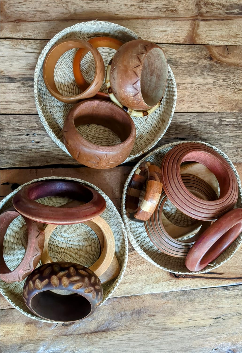 Set de brazaletes de madera hechos a mano