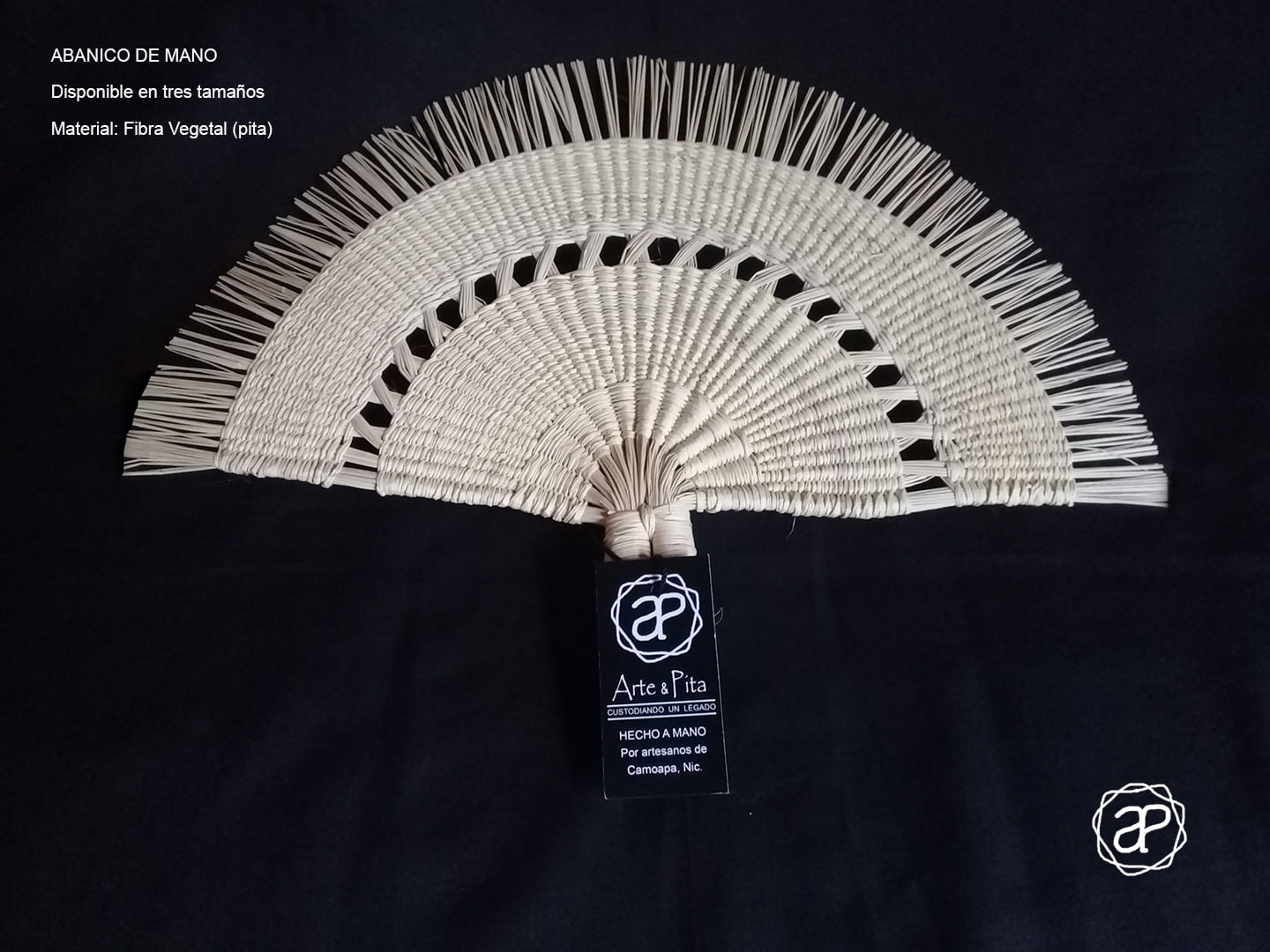 Abanico de mano hecho con fibra vegetal