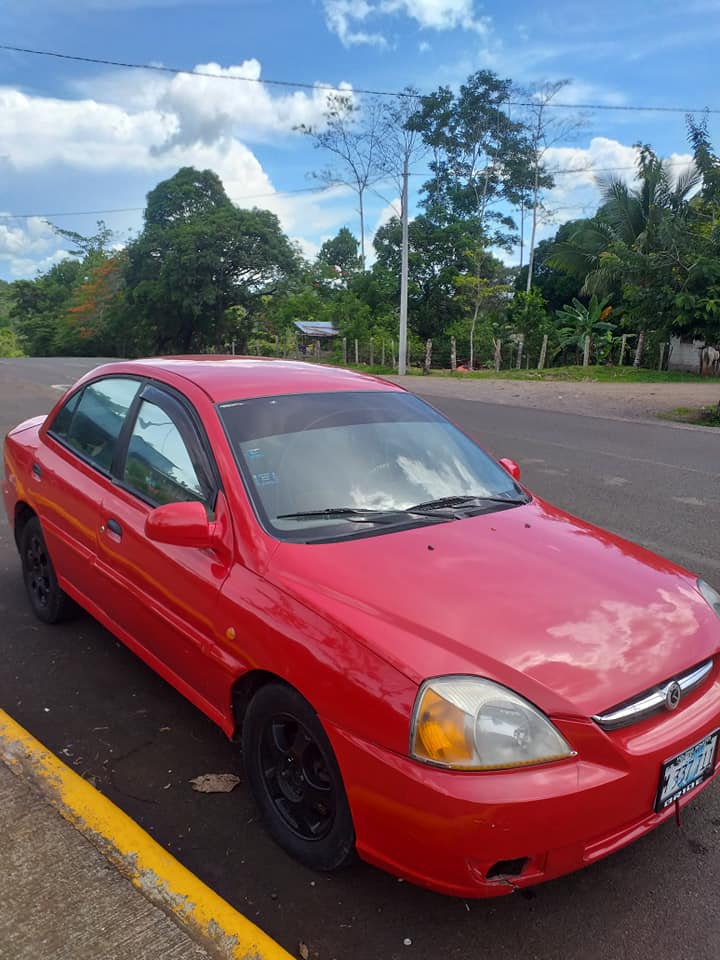 Estoy vendiendo kia Rio, año 2005